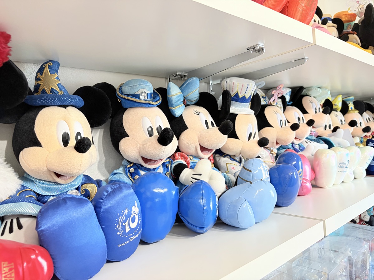 周年順に並んだミッキーのぬいぐるみコレクション