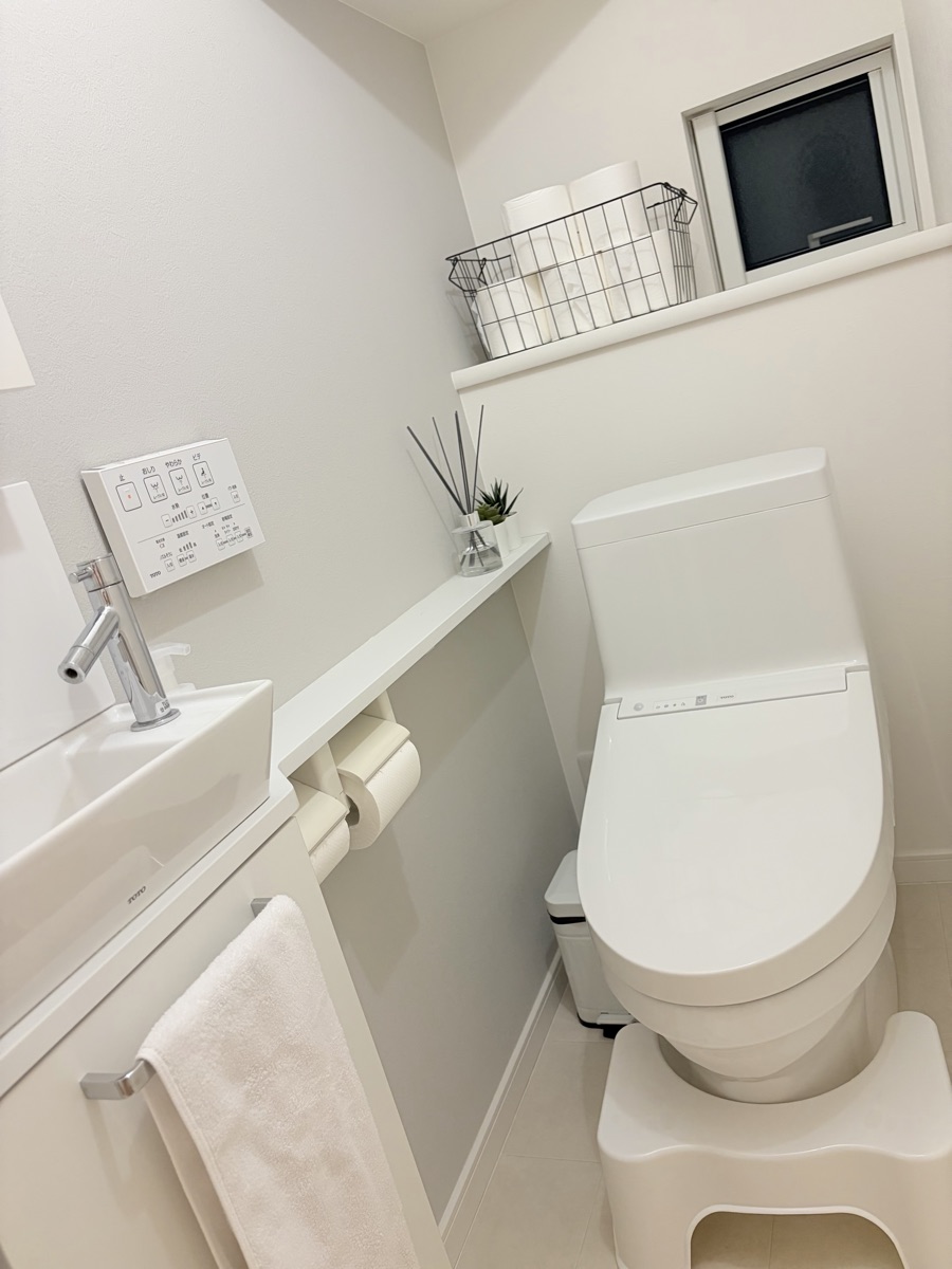 1階トイレのグレーのアクセントクロス（LB-9159）