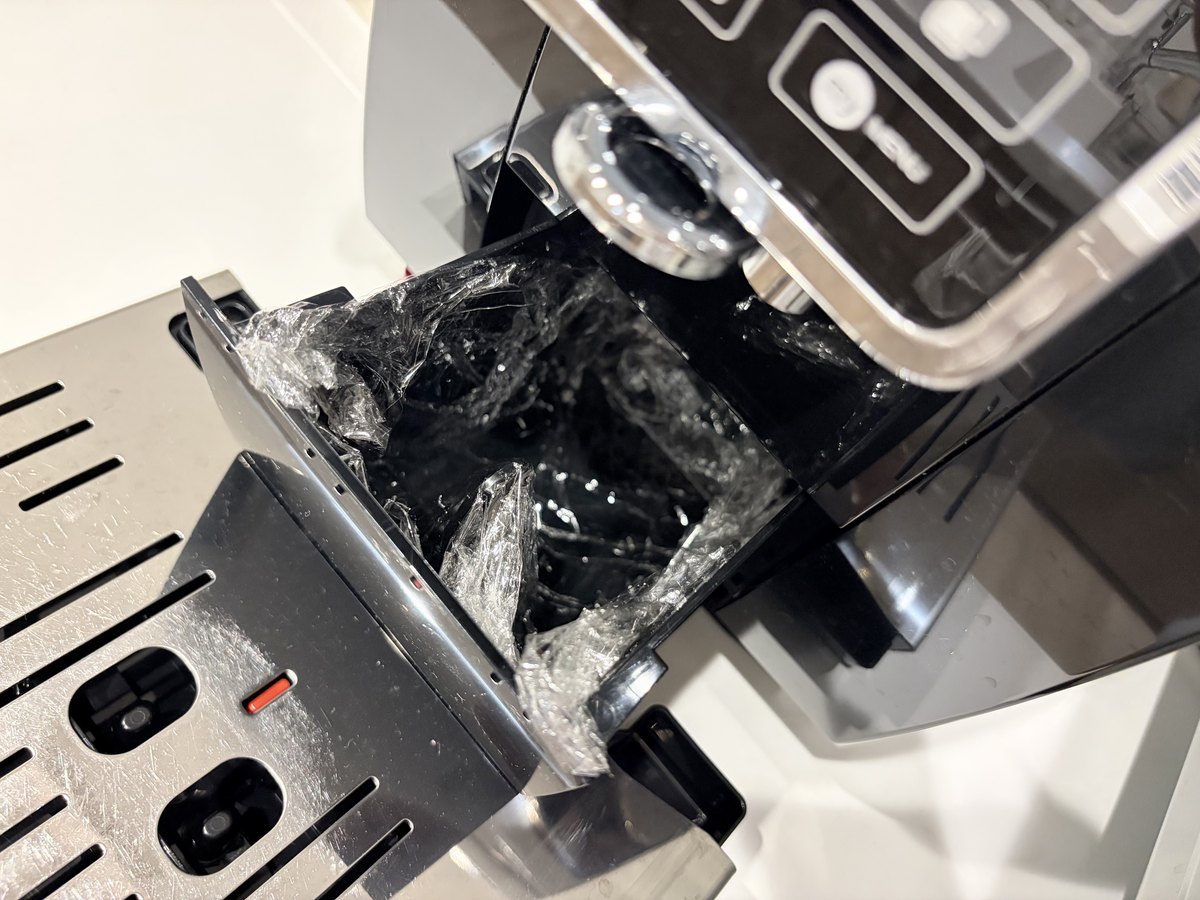 デロンギ ディナミカ ECAM35055の豆カス受けトレイにラップを敷いた実例