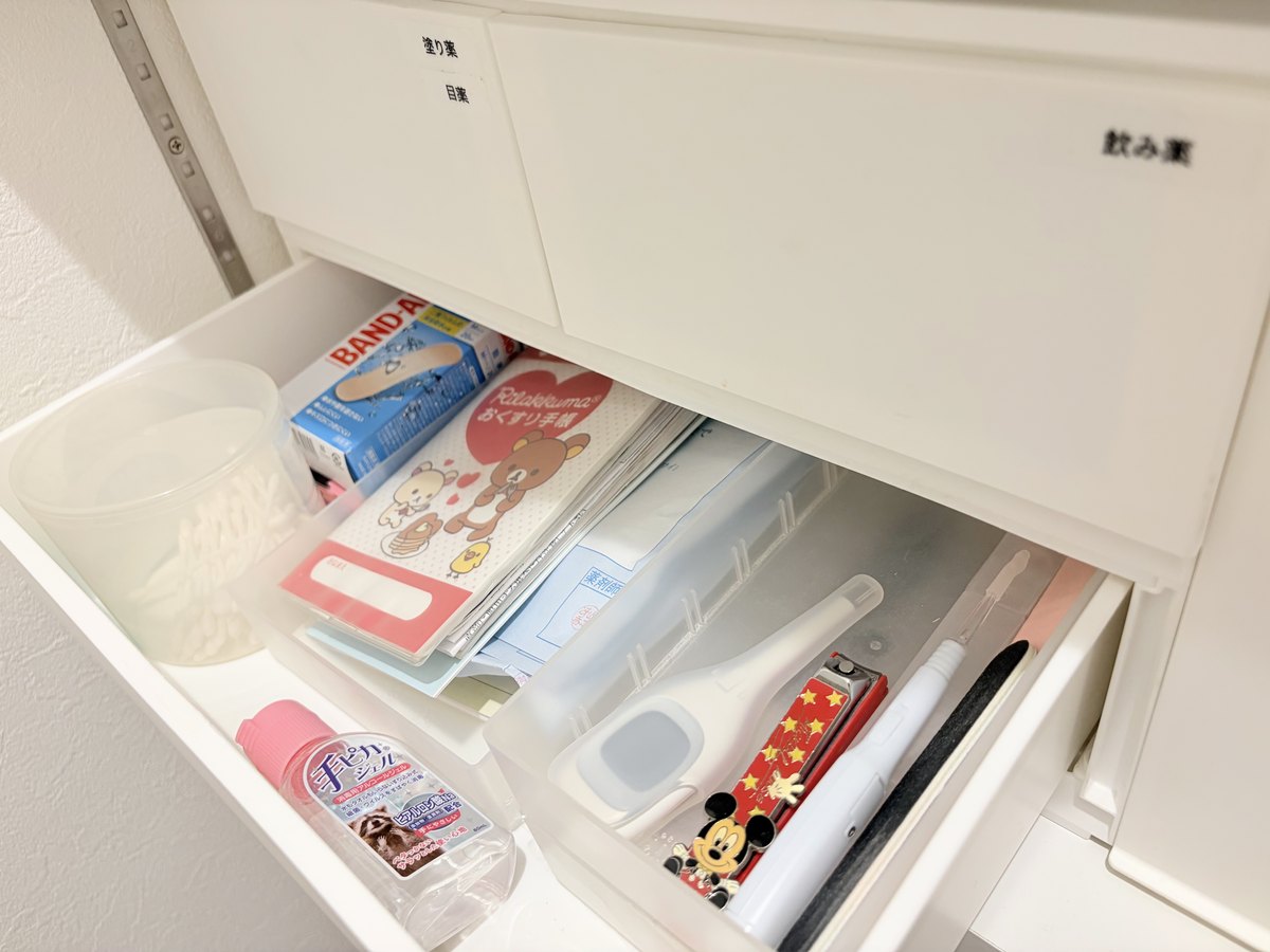 パントリーの引き出しに収納した医薬品とテプラでラベリングした実例