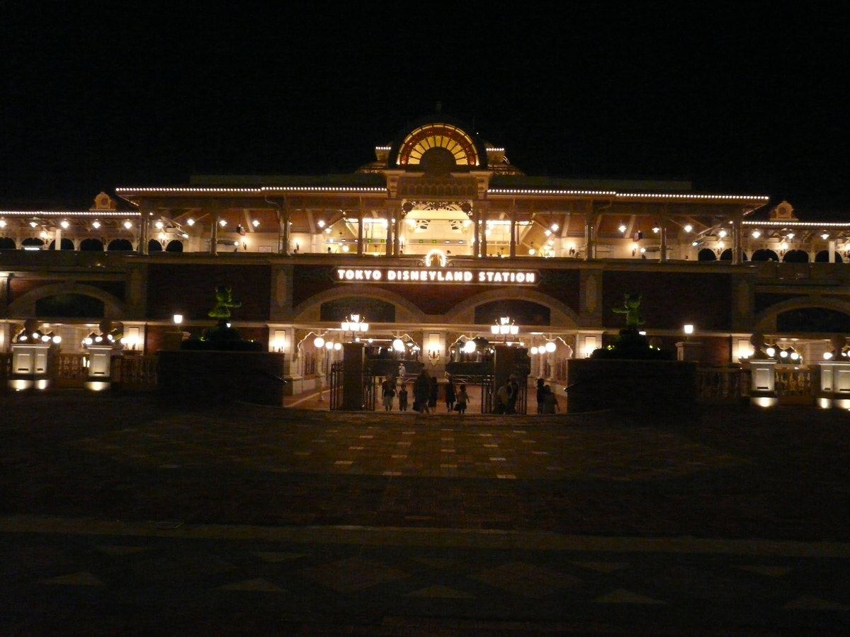 ディズニーランドホテルの庭から見た、夜の東京ディズニーランド・ステーション