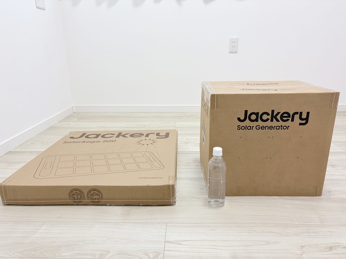 届いた段ボール2箱とペットボトルの大きさ比較
