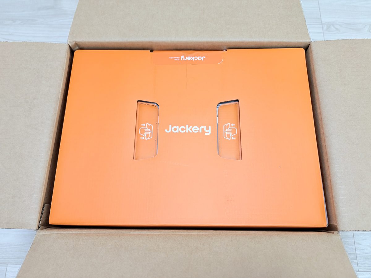 段ボールを開けると、オレンジ色のJackeryの箱が入っていた