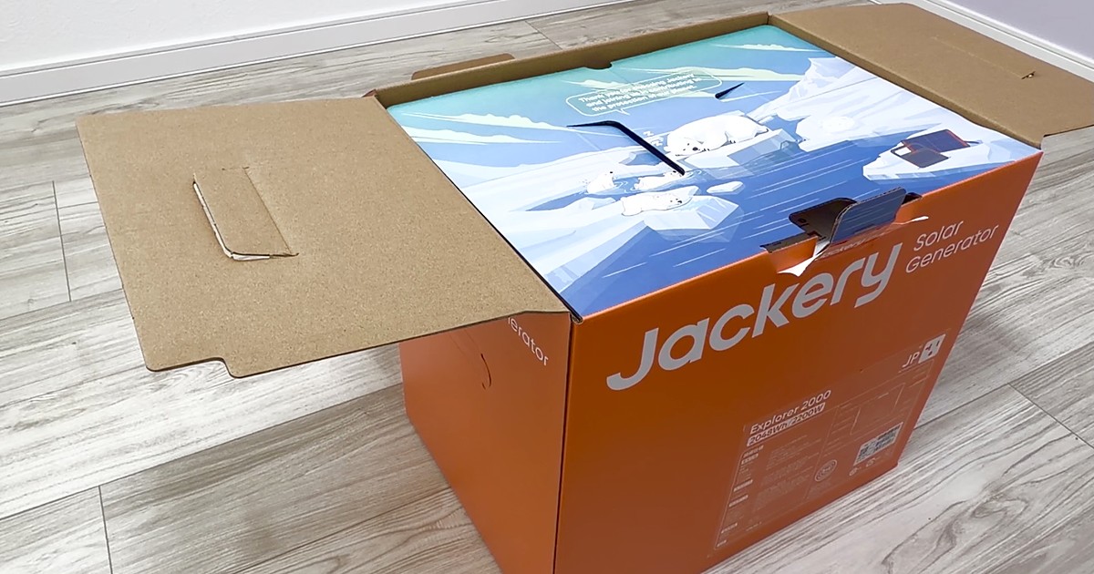 開けかけのJackery Solar Generatorの箱。内側にシロクマの絵が見えている
