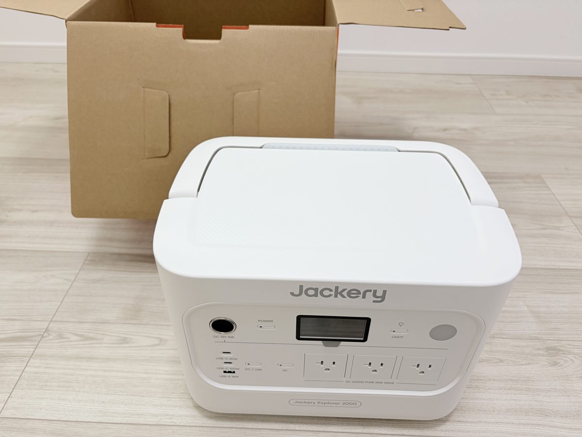 箱から取り出したJackery ポータブル電源 2000 New V2