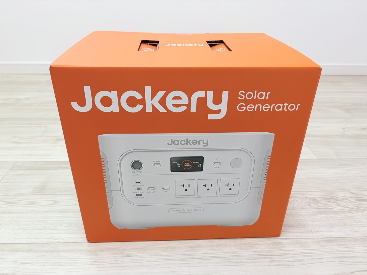 オレンジ色のJackeryの箱