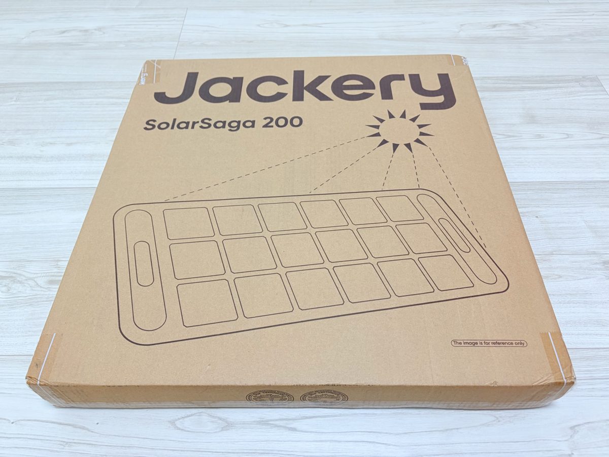 Jackery SolarSaga 200のソーラーパネルが入った段ボール箱