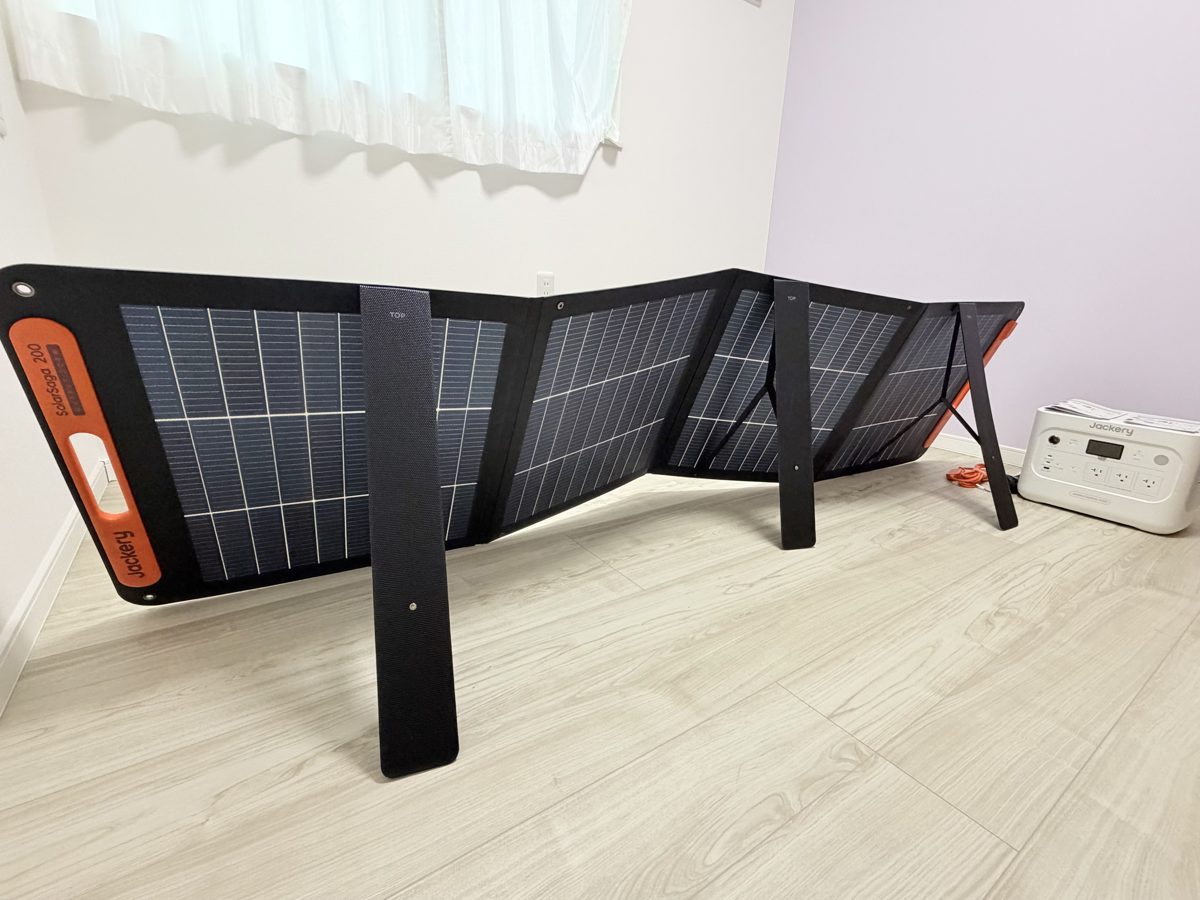 広げたソーラーパネルSolarSaga 200が部屋いっぱいに広がっている様子